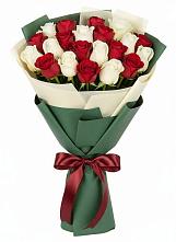 Букет Микс из красных и белых роз в Октябрьский Белгородской области