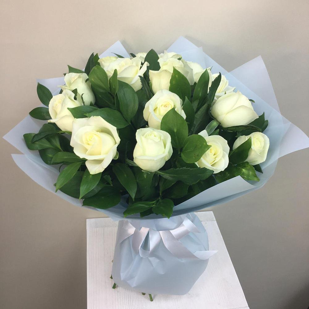 Букет 15 Белых роз Проуд в Октябрьский Белгородской области