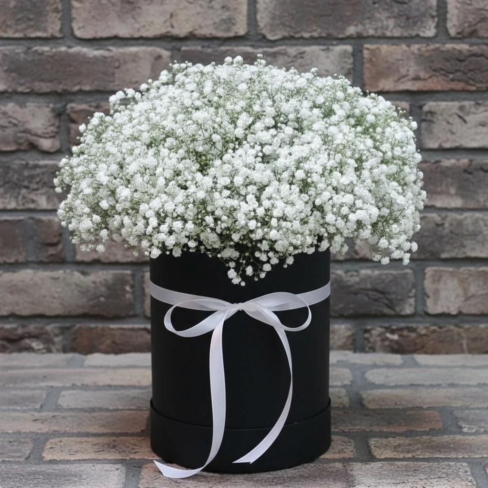 Цветочная композиция из Гипсофила в шляпной коробке в Октябрьский Белгородской области