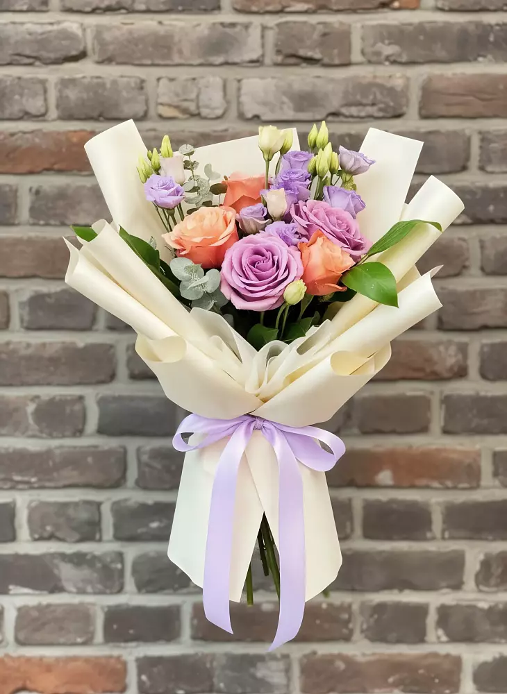 Букет цветов из: Лизиантусы и Розы в Октябрьский Белгородской области