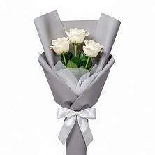 Букет 3 белые розы в Октябрьский Белгородской области