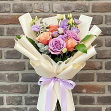 Букет цветов из:  Лизиантусы и Розы в Октябрьский Белгородской области