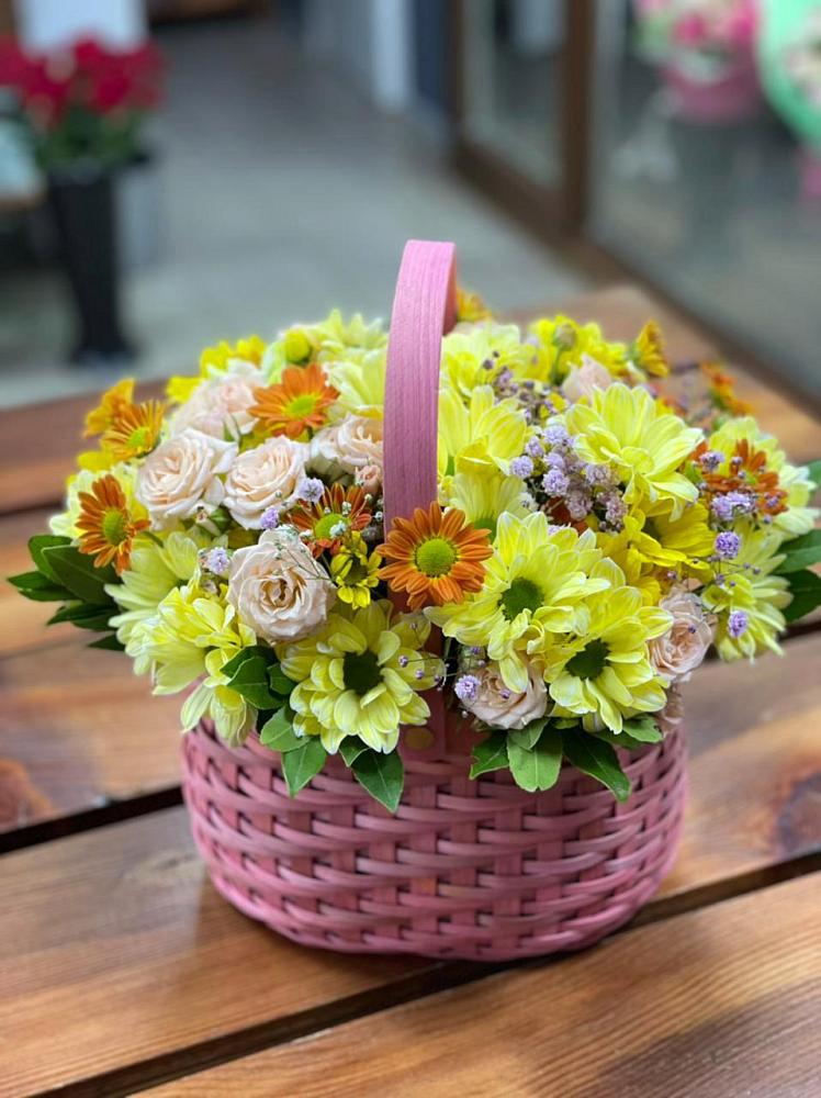 Цветочная композиция из Хризантемы и Розы в корзине в Октябрьский Белгородской области
