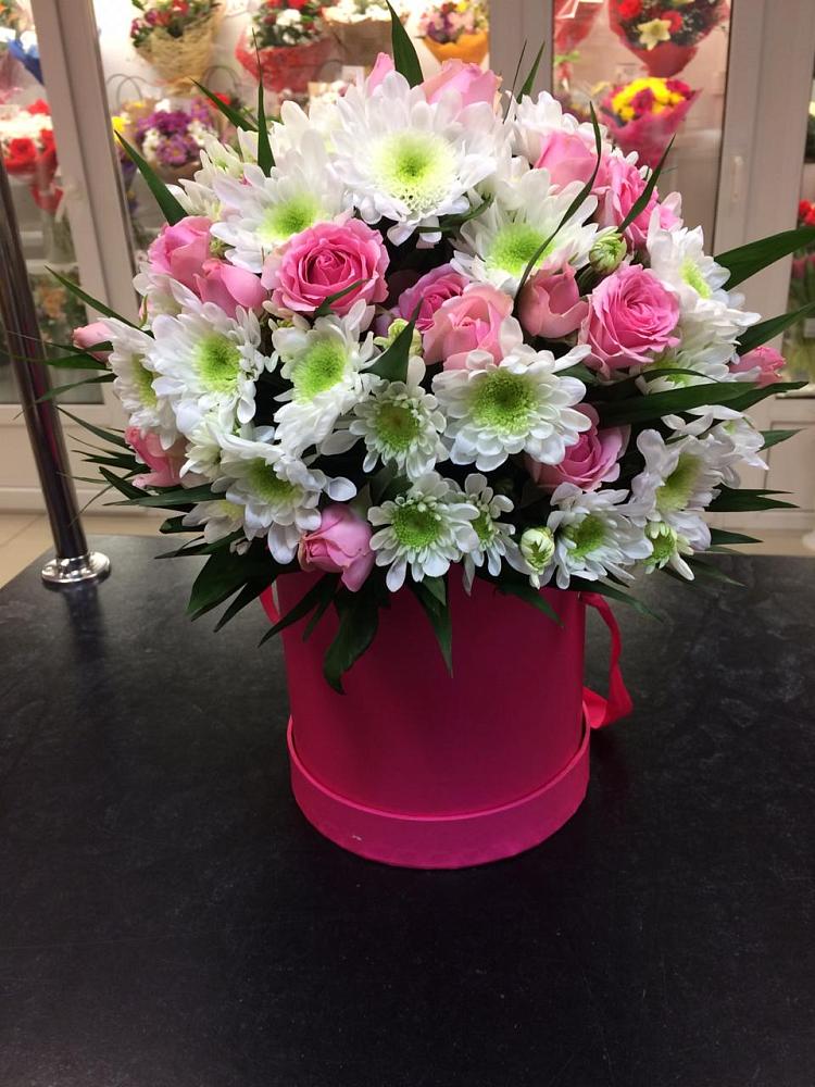 Цветочная композиция из Розы и Хризантемы в шляпной коробке в Октябрьский Белгородской области