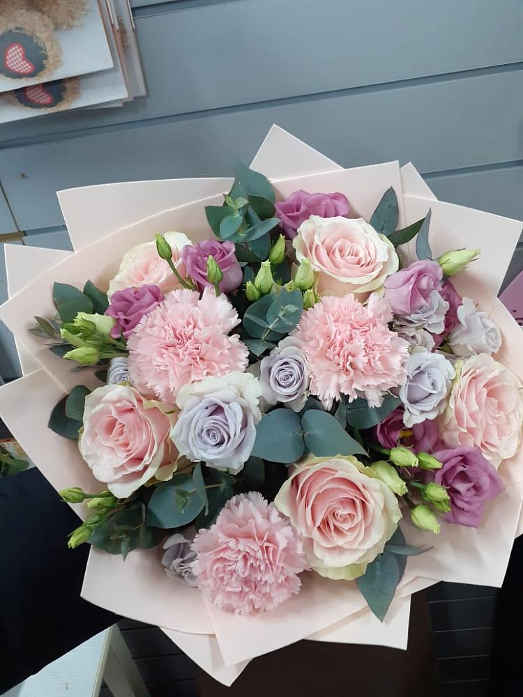 Букет цветов из: Розы, Гвоздики и Лизиантусы в Октябрьский Белгородской области