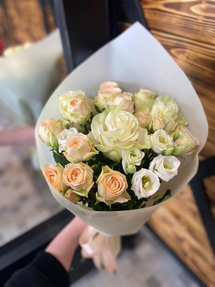 Букет цветов из: Розы и Лизиантусы в Октябрьский Белгородской области